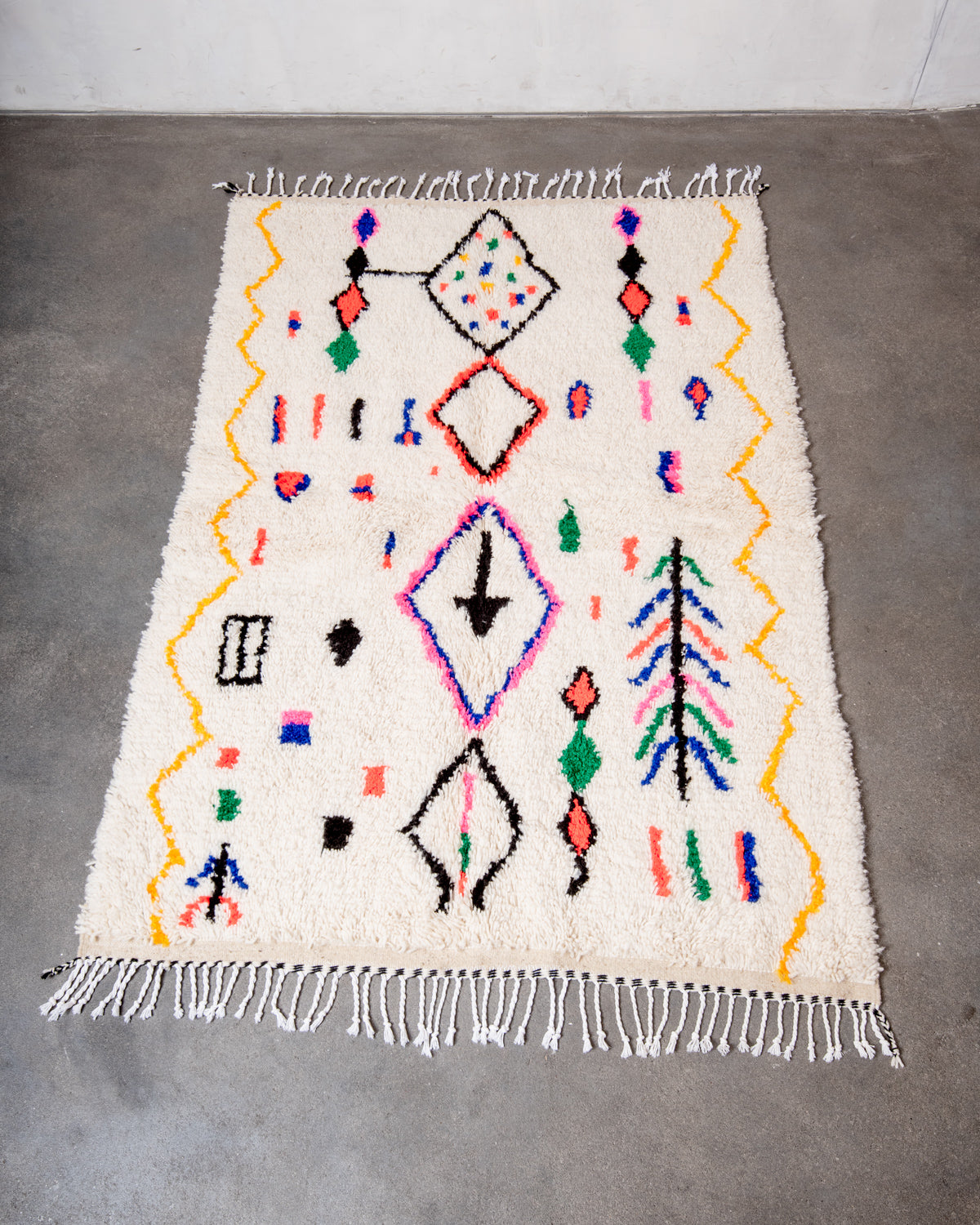 Modern designer handcrafted Berber rug from Morocco. Azilal rug with beautiful colors and patterns. Made of sheep’s wool and colourful cotton.